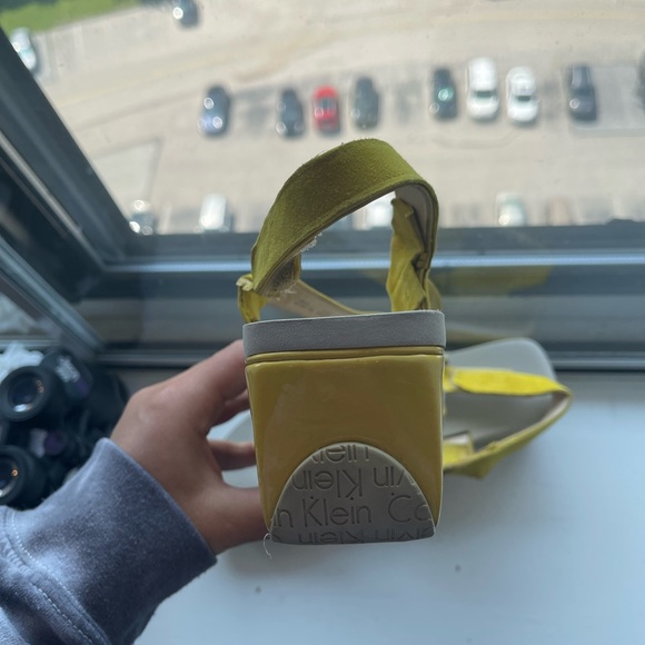 CUTE CALVIN KLEIN PLATFORM FLIP-FLOP SANDALS! perf for summer, great condition! - Picture 5 of 6